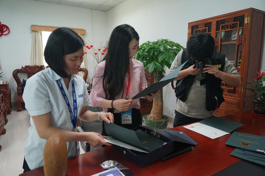 栏目组人员对香蕉视频在线视频资质进行审核